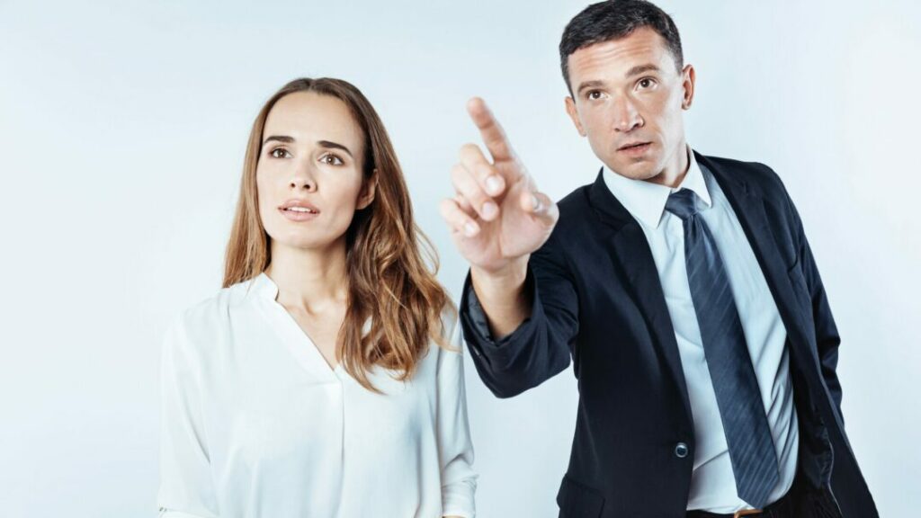 dirigeants et RH qui observent et pointent du doigt les compétences de leurs salariés