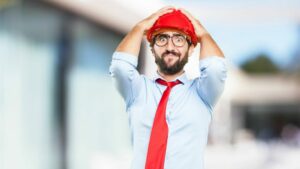 manager avec casque de pompier est inquiet