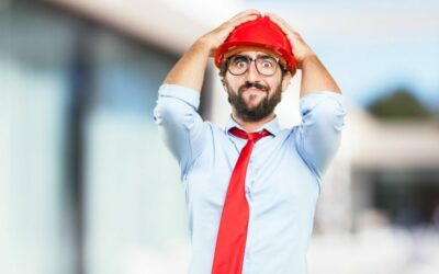 manager avec casque de pompier est inquiet