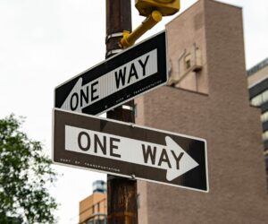 panneaux montrant des directions différentes comme "un seul chemin"