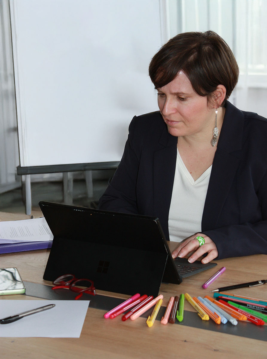 Caroline Dauvergne concevant une formation sur mesure management et soft skills sur ordinateur avec supports pédagogiques