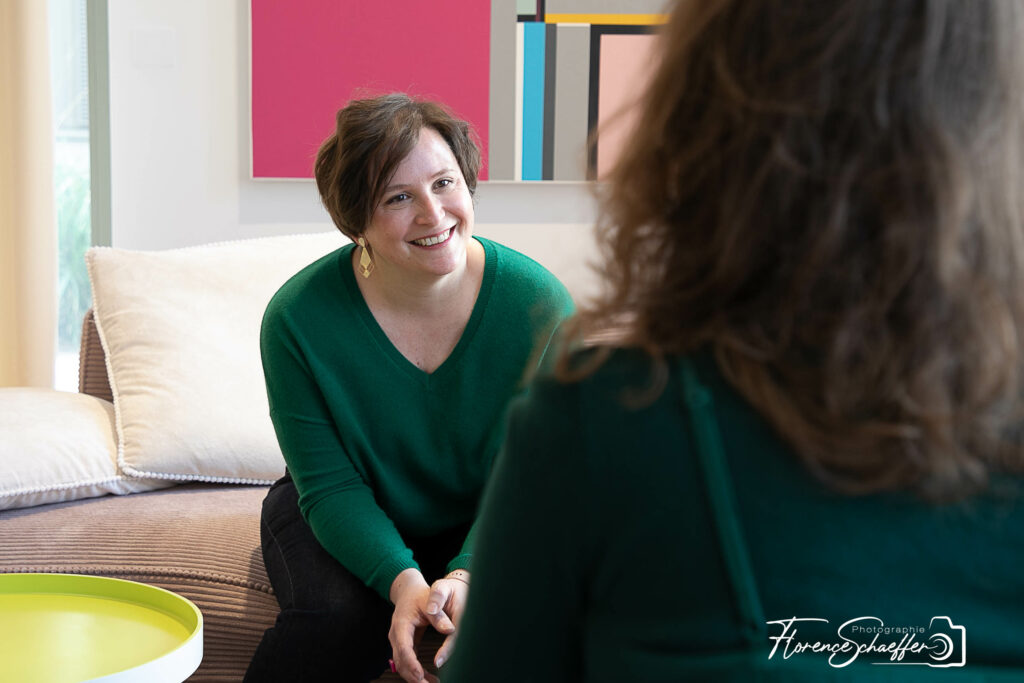 Caroline Dauvergne à l'écoute d'une cliente lors d'un échange préalable à une formation sur mesure